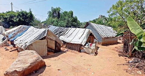 சூளகிரி வட்டம் ராமன் தொட்டியில் பிளாஸ்டிக் தாள் மூலம் மேற்கூரை அமைக்கப்பட்ட குடிசைகள்.