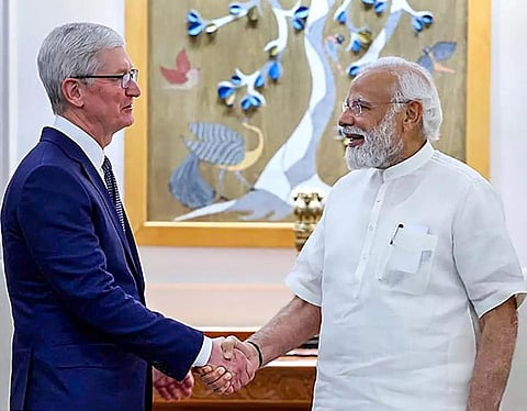 டெல்லியில் பிரதமர் நரேந்திர மோடியை நேற்று சந்தித்துப் பேசிய ஆப்பிள் நிறுவனத்தின் சிஇஓ டிம் குக்.