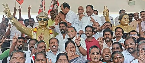 சேலம் அண்ணா பூங்கா வளாகத்தில் உள்ள  எம்ஜிஆர் மற்றும் ஜெயலலிதா சிலைக்கு மாலை அணிவித்து மரியாதை செலுத்திய முன்னாள் அமைச்சர் செம்மலை மற்றும் கட்சியினர்.