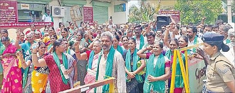 அனுப்பட்டி இரும்பு உருக்கு ஆலையை மூடக் கோரி விவசாயிகள் உண்ணாவிரதம்: 179 பெண்கள் உட்பட 259 பேர் கைது