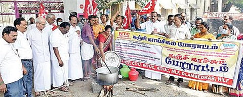 கோவை மேட்டுப்பாளையம் சாலையில் உள்ள முருகன் மில்ஸ் முன்பு நேற்று கஞ்சி காய்ச்சும் போராட்டத்தில் ஈடுபட்ட தொழிற்சங்கத்தினர். படம்: ஜெ.மனோகரன்