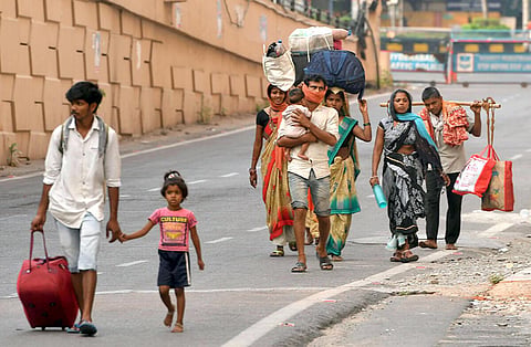 புலம்பெயர் தொழிலாளர்களுக்கு 3 மாதங்களில் ரேஷன் அட்டை வழங்க வேண்டும்: மாநில அரசுகளுக்கு உச்ச நீதிமன்றம் உத்தரவு