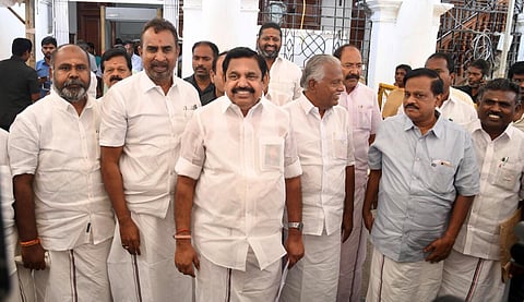அதிமுக உறுப்பினர்கள் வெளிநடப்பு
