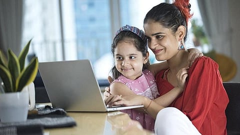 12 மணி நேர வேலையை உயிர்ப்புடன் செய்வது எப்படி? - சிந்திக்க வைக்கும் சிரிப்பு டிப்ஸ்