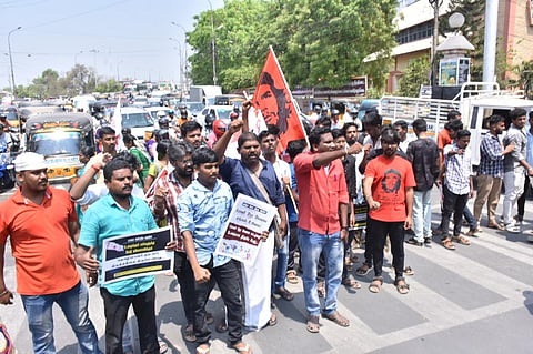 தமிழக அரசின் 12 மணிநேர வேலை சட்டத்தை திரும்பப்பெற வலியுறுத்தி ஜனநாயக வாலிபர் சங்கத்தினர் இன்று மதுரையில் பெரியார் பேருந்து நிலையம் முன்பு சாலை மறியலில் ஈடுபட்டதால் போக்குவரத்து பாதித்தது. |  படம்: எஸ்.கிருஷ்ணமூர்த்தி.