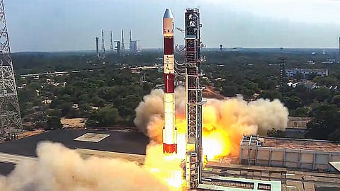 ஆந்திர மாநிலம் ஸ்ரீஹரிகோட்டாவில் இருந்து 2 செயற்கைக் கோள்களுடன் நேற்று விண்ணில் சீறிப் பாய்ந்த பிஎஸ்எல்வி-சி55 ராக்கெட்.படம்: பிடிஐ