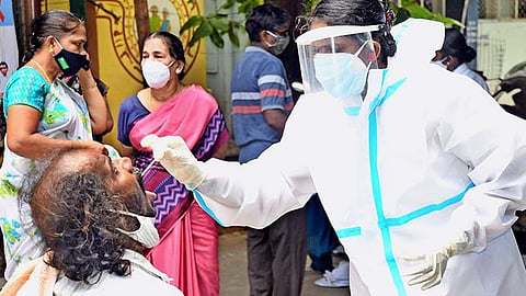 இந்தியாவில் அன்றாட கோவிட் பாதிப்பு சற்றே குறைந்தது: புதிதாக 10,112 பேருக்கு தொற்று 