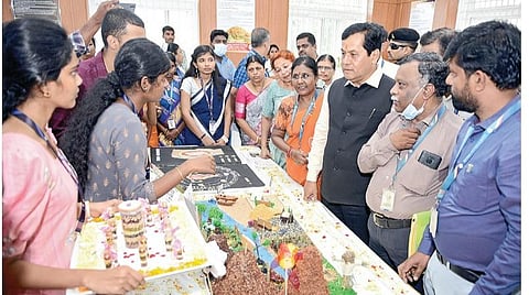 தேசிய சித்த மருத்துவ நிறுவனத்தில் நேற்று நடைபெற்ற மூலிகை,
சிறுதானியங்களின் கண்காட்சியை மத்திய அமைச்சர் சார்பானந்தா
சோனாவால் நேற்று தொடங்கி வைத்து பார்வையிட்டார். உடன்
நிறுவனத்தின் இயக்குநர் ஆர்.மீனாகுமாரி. படம்: எம்.முத்துகணேஷ்