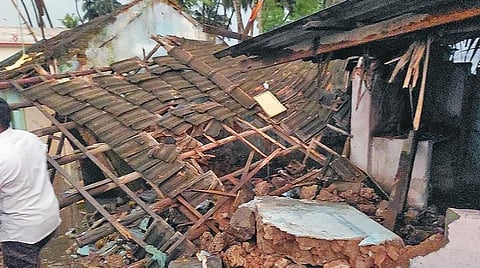 பொள்ளாச்சியில் மழையில் இடிந்து விழுந்த வீடு.
