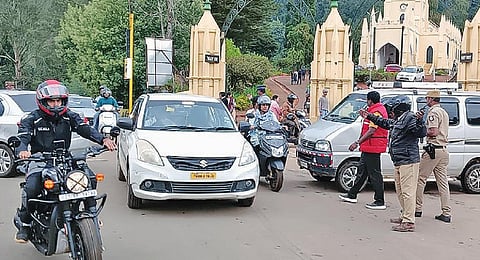 உதகையில் ஸ்டீபன்ஸ் தேவாலயம் பகுதியில் ஒரு கிலோ மீட்ட ர் தூரத்துக்கு நேற்று வாகனங்கள் அணிவகுத்து நின்ற நிலையில், போக்குவரத்து நெரிசலை மாவட்ட காவல் கண்காணிப்பாளர் கி.பிரபாகர் தலைமையில் சீர்படுத்தும் பணியில் ஈடுபட்டிருந்த போலீஸார்.
