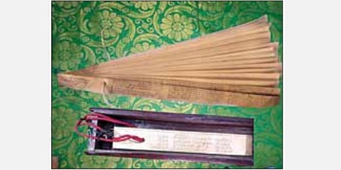 கோயில் வரவு - செலவு கணக்கு அடங்கிய  சுவடிக் கட்டு மற்றும் தங்க ஏடு