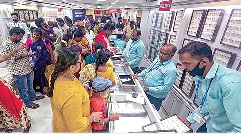 அட்சய திருதியை முன்னிட்டு, சென்னை தியாகராய நகரில் உள்ள ஒரு கடையில் நேற்று  தங்க நகைகள் வாங்க திரண்டிருந்த பொதுமக்கள். படம்: பு.க.பிரவீன்