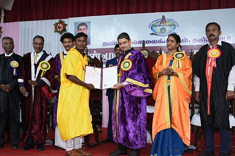 பட்டமளிப்பு விழாவில் ஆளுநர்