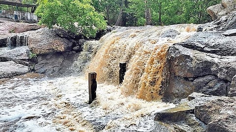 பீமன் நீர்வீழ்ச்சியில் ஆர்ப்பரித்து கொட்டும் தண்ணீர்.