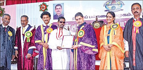 தஞ்சாவூர் தமிழ்ப் பல்கலைக்கழகத்தில் நேற்று நடைபெற்ற பட்டமளிப்பு விழாவில் பார்வையற்ற மாணவர் ஒருவருக்கு பட்டம் வழங்கிய ஆளுநர் ஆர்.என்.ரவி. உடன் அமைச்சர் அன்பில் மகேஸ் பொய்யாமொழி, தமிழ்நாடு எம்ஜிஆர் மருத்துவப் பல்கலைக்கழக முன்னாள் துணைவேந்தர் சுதா சேஷய்யன் உள்ளிட்டோர். படம்: ஆர்.வெங்கடேஷ்
