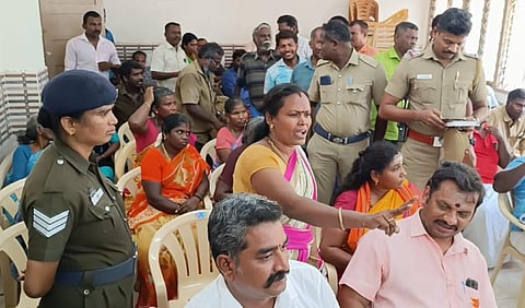 ராஜபாளையத்தில் டாஸ்மாக் கடை தொடர்பான கருத்துக் கேட்பு கூட்டத்தில் இரு தரப்பினர் இடையே வாக்குவாதம்