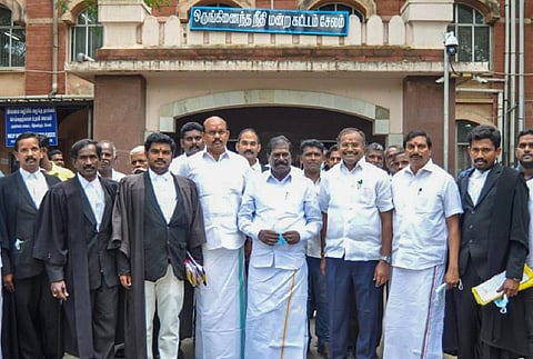 சேலம் ஒருங்கிணைந்த நீதிமன்ற வளாகத்தில் உள்ள குற்றவியல் நடுவர் நீதிமன்றத்தில் ஆஜராக வந்த பாமக கவுரவத் தலைவர் ஜி.கே மணி, பாமக எம்எல்ஏ அருள் உள்ளிட்டோர். 