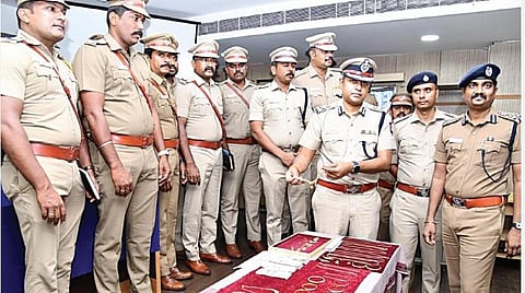 பழவந்தாங்கல் பகுதியில் குடியிருப்பில் தனியாக இருந்த மூதாட்டியை கொலை செய்து நகை திருட்டில் ஈடுபட்ட கொள்ளையன் கைது செய்யப்பட்டார். அவரிடமிருந்து பறிமுதல் செய்யப்பட்ட 60 பவுன் நகை, ரொக்கத்தை பார்வையிடும் தென் சென்னை காவல் கூடுதல் ஆணையர் பிரேம் ஆனந்த் சின்ஹா, இணை ஆணையர் சிபி சக்ரவர்த்தி, துணை ஆணையர் தீபக் சிவாச் மற்றும் தனிப்படையினர்.