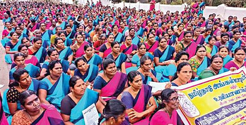 சேலம் ஆட்சியர் அலுவலகம் அருகே காத்திருப்புப் போராட்டத்தில் ஈடுபட்ட தமிழ்நாடு அங்கன்வாடி ஊழியர் மற்றும் உதவியாளர்கள் சங்கத்தினர்.