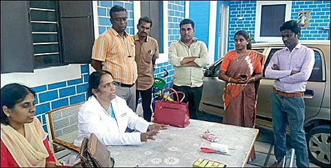 திருப்பூர் மாவட்டம் ஓலப்பாளையம் மருத்துவ கல்வி நிறுவனத்தில் விசாரணை மேற்கொண்ட திருப்பூர் மாவட்ட சுகாதாரப் பணிகள் இணை இயக்குநர் கனகராணி உள்ளிட்டோர்.