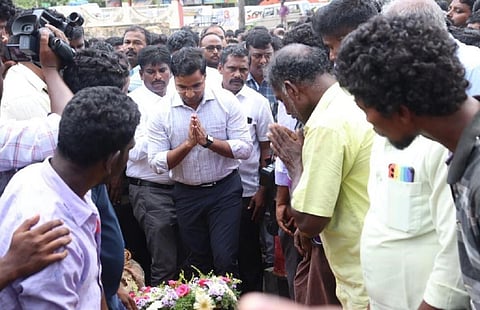 தூத்துக்குடி அருகே கொலை செய்யப்பட்ட கிராம நிர்வாக அலுவலர் லூர்து பிரான்சிஸ் உடலுக்கு மாவட்ட ஆட்சியர் கி.செந்தில் ராஜ் இறுதி அஞ்சலி செலுத்தினார். |  படம்: என்.ராஜேஷ்