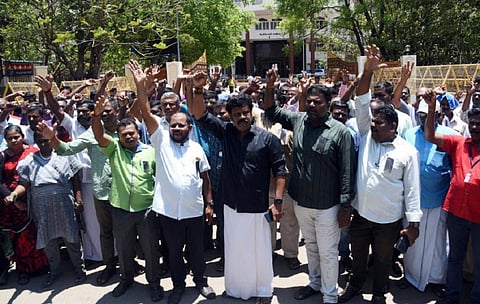 கிராம நிர்வாக அலுவலர் லூர்து பிரான்சிஸ் படுகொலையைக் கண்டித்து தூத்துக்குடி மாவட்ட ஆட்சியர் அலுவலகம் முன்பு போராட்டம் நடத்திய கிராம நிர்வாக அலுவலர்கள். படம்: என்.ராஜேஷ்