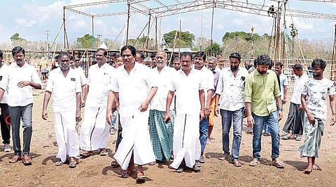 எம்.சத்திரப்பட் டியில் ஏப்.30-ல் ஜல்லிக்கட்டு நடக்கும் இடத்தை பார்வையிட்ட அமைச்சர் பி.மூர்த்தி மற்றும் திமுகவினர் . படம்: எஸ்.கிருஷ்ணமூர்த்தி