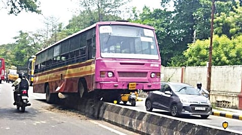 ஐசிஎப் பகுதியில் சாலையின் நடுவில் உள்ள தடுப்புச் சுவரில் மோதி விபத்துக்குள்ளான அரசு பேருந்து.