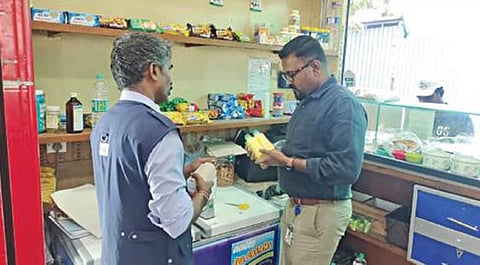 சேலம் அரசு மருத்துவமனையில் இயங்கி வரும் ஆவின் பாலகத்தில் உணவு பாதுகாப்புத் துறை அதிகாரி கதிரவன் ஆய்வு செய்தார்.