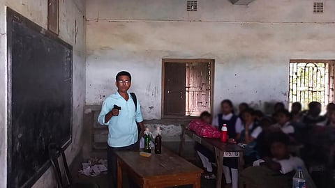 மேற்கு வங்க மாநிலம் மால்டா மாவட்டத்தில் உள்ள  உயர் நிலைப் பள்ளியில் நேற்று புகுந்த மர்ம நபர் அங்கிருந்த ஆசிரியர் மற்றும் மாணவர்களிடம் துப்பாக்கியை காட்டி மிரட்டினார். படம்: பிடிஐ