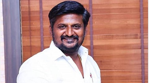 கைதான கரூர் மாவட்ட அதிமுக ஐடி விங் நிர்வாகி கார்த்திக்.