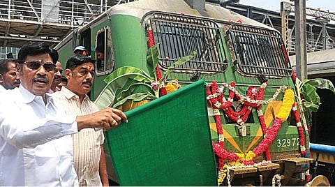 எஸ்ஆர்எம்பிஆர் குளோபல் ரயில்வேஸ் நிறுவனம் சார்பில் சென்னையில் இருந்து ஷீரடிக்கு செல்லும் பாரத்கவுரவ் சிறப்பு ரயில் சேவையை பாரிவேந்தர் எம்.பி. சென்னை எழும்பூர் ரயில் நிலையத்தில் நேற்று கொடியசைத்து தொடங்கி வைத்தார். எஸ்ஆர்எம் குழுமத் தலைவர் ரவி பச்சமுத்து உடனிருந்தார்.