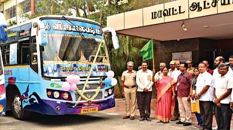 தருமபுரியில் சிஎன்ஜி எரிவாயு மூலம் இயங்கும் வகையில் வடிவமைக்கப்பட்ட 2 தனியார் பேருந்துகளின் இயக்கத்தை மாவட்ட ஆட்சியர் சாந்தி நேற்று தொடங்கி வைத்தார்.