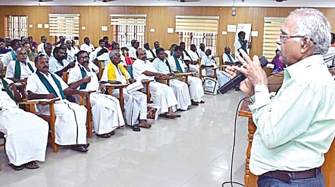 தஞ்சாவூரில் நேற்று நடைபெற்ற விவசாயிகள் குறைதீர் கூட்டத்தில் பேசிய மூத்த வேளாண் வல்லுநர் குழுவின் தலைவரும்,  ஓய்வுபெற்ற வேளாண் உதவி இயக்குநருமான பி.கலைவாணன்.