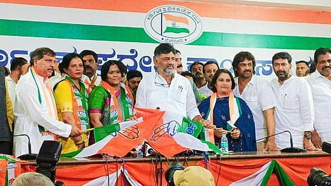 கன்னட நடிகர் சிவராஜ்குமாரின் மனைவி கீதா, மாநிலத் தலைவர் டி.கே.சிவகுமார் தலைமையில் காங்கிரஸில் இணைந்தார்.