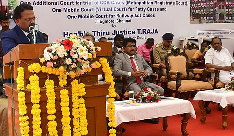 சென்னை எழும்பூர் நீதிமன்ற வளாகத்தில் கூடுதல் நீதிமன்றங்களைத் திறந்து வைத்துப் பேசும் உயர் நீதிமன்ற பொறுப்பு தலைமை நீதிபதி டி.ராஜா | படங்கள்: எம்.ஸ்ரீநாத்