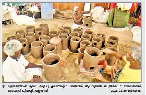புதுச்சேரியில் சூலா அடுப்பு தயாரிக்கும் பணியில் ஈடுபட்டுள்ள டெரகோட்டா கைவினைக் கலைஞர் பத்ம ஸ்ரீ  முனுசாமி. படம்: செ. ஞானபிரகாஷ்.