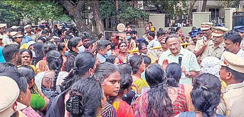 நூதன முறையில் பணம் வசூலித்து மோசடியில் ஈடுபட்ட நிறுவனம் மீது நடவடிக்கை எடுக்கக் கோரி சென்னை வேப்பேரியில் உள்ள காவல் ஆணையர் அலுவலகத்தை நேற்று முற்றுகையிட்ட  முதலீட்டாளர்கள்.