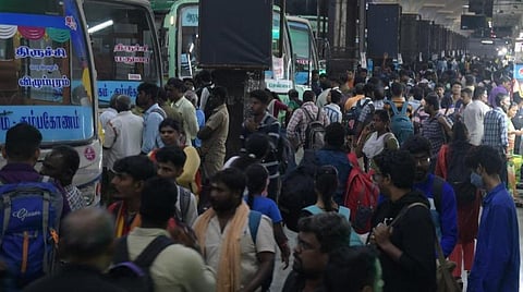 போதிய அரசு பேருந்துகள் இல்லாததால் அவதி; ஆம்னி பேருந்துகளில் அதிக கட்டணம்: கோயம்பேட்டில் குவிந்த பயணிகள் குற்றச்சாட்டு