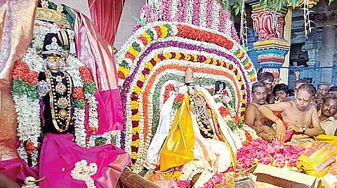 திருச்சி மலைக்கோட்டை தாயுமான சுவாமி கோயிலில் நேற்று நடை பெற்ற சுவாமி-அம்மன் திருக்கல்யாண உற்சவம்.