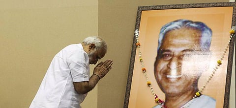 லஷ்மண் ராவ் இனாம்தார்  உருவப்படத்துக்கு மலர்தூவி மரியாதை செலுத்தும் பிரதமர் நரேந்திர மோடி.