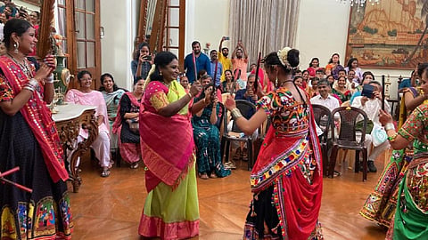 புதுச்சேரி ஆளுநர் மாளிகையில் குஜராத் பெண்களுடன் 'தாண்டியா' நடனமாடிய தமிழிசை