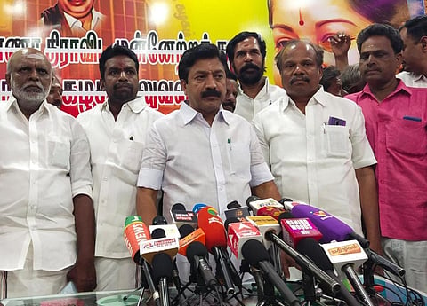 விழுப்புரம் மாவட்ட அதிமுக அலுவலகத்தில் முன்னாள் அமைச்சர் சிவி சண்முகம் பேசுகிறார்.