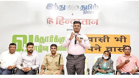 ‘இந்து தமிழ் திசை’ - ‘இந்துஸ்தான்’ நாளிதழ்கள் இணைந்து திருப்பூரில் நடத்திய ‘வந்தார்க்கும் வாழ்வு உண்டு’ எனும் புலம்பெயர் தொழிலாளர்களின் இருப்பும், பாதுகாப்பும் குறித்த பகிர்வரங்கில் சிறப்பு விருந்தினராக பங்கேற்று பேசிய திருப்பூர் மாவட்ட முதன்மை அமர்வு நீதிமன்ற நீதிபதி ஸ்வர்ணம் ஜெ.நடராஜன். உடன்,  ‘இந்து தமிழ் திசை’ விற்பனை பிரிவு பொதுமேலாளர் டி.ராஜ்குமார், திருப்பூர் சார் ஆட்சியர் மற்றும் உட்கோட்ட நடுவர் ஸ்ருதஞ்ஜெய் நாராயணன், திருப்பூர் மாநகர காவல் துணை ஆணையர் (வடக்கு சரகம்) அபிஷேக் குப்தா, திருப்பூர் மாவட்ட சட்டப் பணிகள் ஆணைக் குழு செயலர் மற்றும் கூடுதல் சார்பு நீதிபதி மேகலா மைதிலி, திருப்பூர் ஏற்றுமதியாளர்கள் சங்கத்தின் செயற்குழு உறுப்பினர் ஆர்.கே.சிவசுப்பிரமணியம் ஆகியோர். | படங்கள்: ஜெ.மனோகரன் |