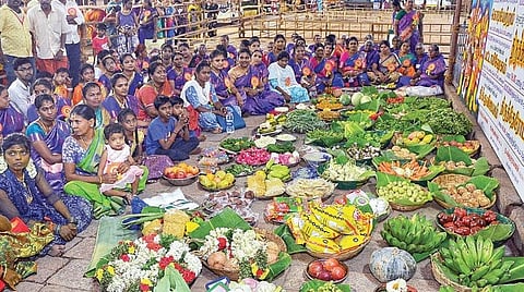 மதுரை மீனாட்சி அம்மன் கோயில் சித்திரை திருவிழாவை முன்னிட்டு இன்று மீனாட்சி - சுந்தரேசுவரர் திருக்கல்யாணம் நடைபெறுகிறது. முன்னதாக நேற்றிரவு பக்தர்கள்  சீர்வரிசைகளுடன்  வந்து கோயில் வளாகத்தில் வைத்து வழிபாடு செய்தனர். படம்: நா தங்கரத்தினம்