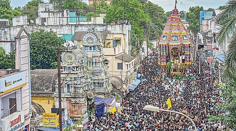 தஞ்சாவூரில்  நேற்று நடைபெற்ற பெரிய கோயில் சித்திரை தேரோட்டத்தில் பங்கேற்ற பக்தர்கள். படங்கள்: ஆர்.வெங்கடேஷ்﻿﻿