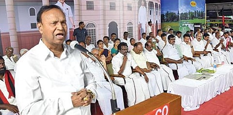 தஞ்சாவூரில் நேற்று நடைபெற்ற பொதுக்கூட்டத்தில் பேசிய திமுக பொருளாளர் டி.ஆர்.பாலு எம்பி. உடன், அமைச்சர் அன்பில் மகேஸ் பொய்யாமொழி, அரசு கொறடா கோவி.செழியன், எம்பி  எஸ்.எஸ்.பழநிமாணிக்கம் உள்ளிட்டோர்.