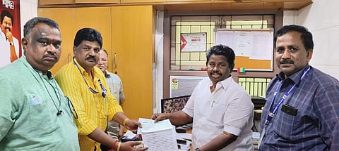 கல்லூரிக்கு நிதி வழங்கிய சாக்கோட்டை க.அன்பழகன்