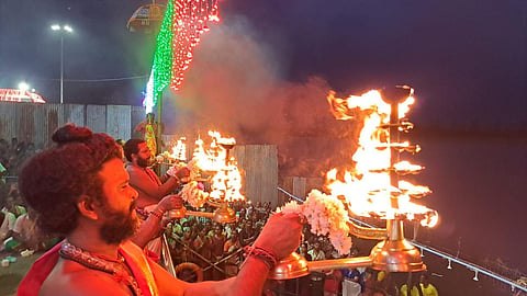 புஷ்கரணி  விழா ஆரத்தியுடன்  நிறைவு: சங்கராபரணி ஆற்றில் புனித நீராடிய ஏராளமான பக்தர்கள்