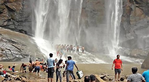 கொல்லிமலையில் 160 அடி உயரத்திலிருந்து வெள்ளிக் கீற்றாய் கொட்டும் ஆகாய கங்கை அருவி. 			(கோப்பு படம்)